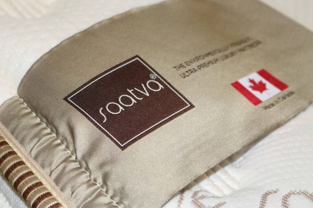 A close up of the Saatva logo on the mattress tag