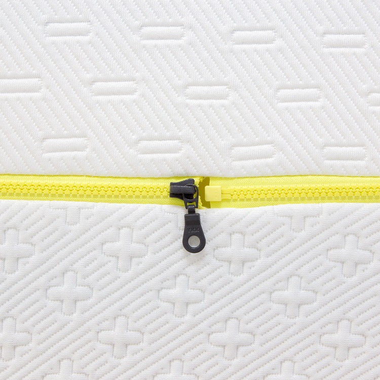 Image of the Casper mattress logo on the top cover of the Fleep mattress.