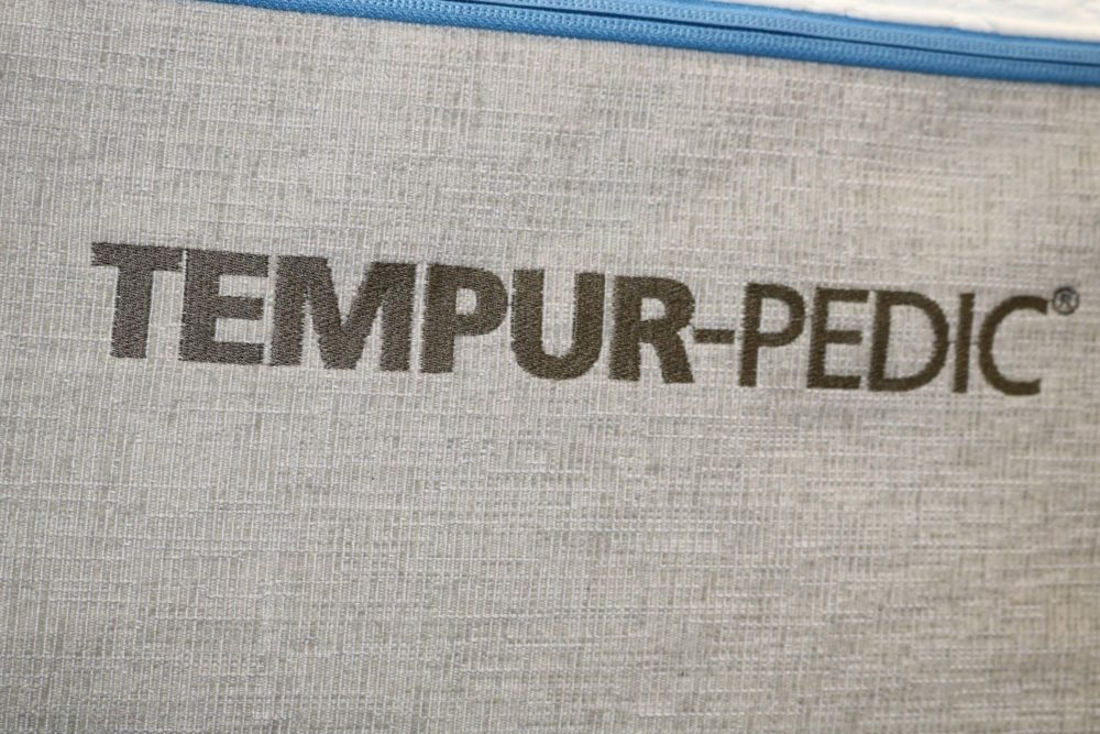 Image of the Tempurpedic Cloud Supreme logo on the front cover of the Tempurpedic Cloud Supreme mattress.