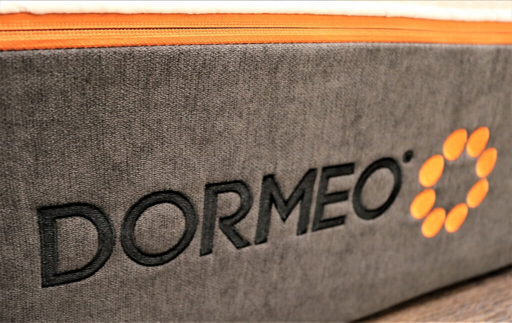 Image of the Dormeo mattress company logo stitched on the front wall of the mattress.