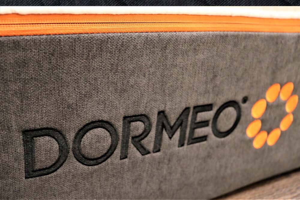 Image of the Dormeo mattress company logo stitched on the front wall of the mattress.