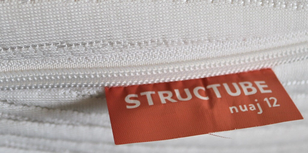 Image of the red Structube mattress tag.