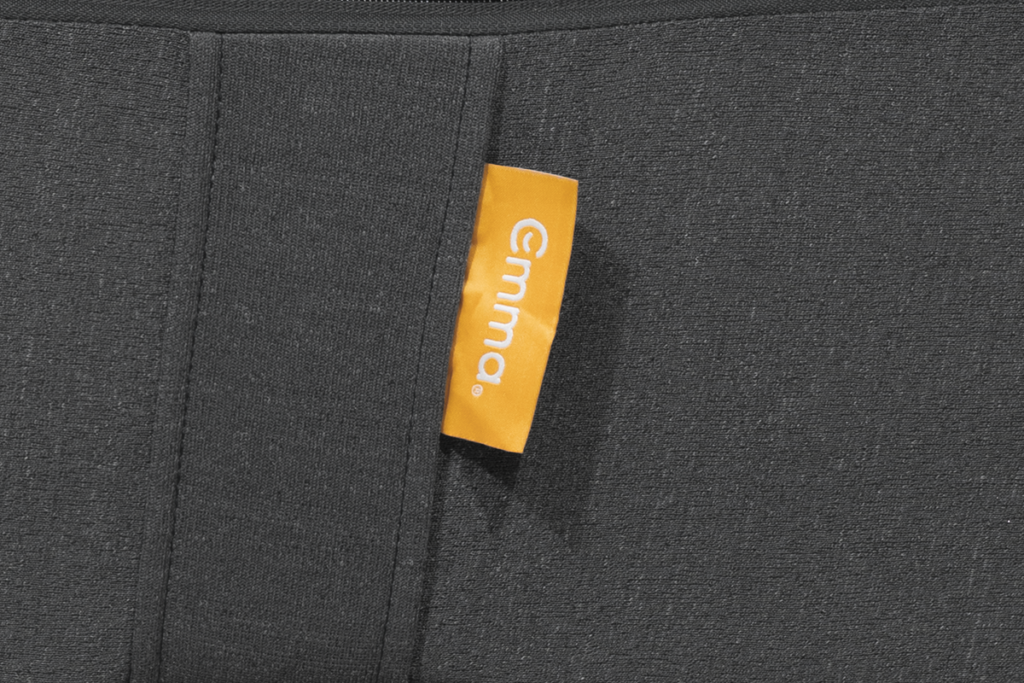 Photo of the label of the Emma Hybrid mattress.